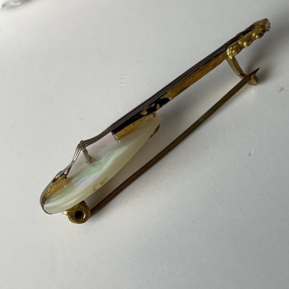 Vintage Mother of Pearl  Mandolin Brooch - Picture 9 of 13